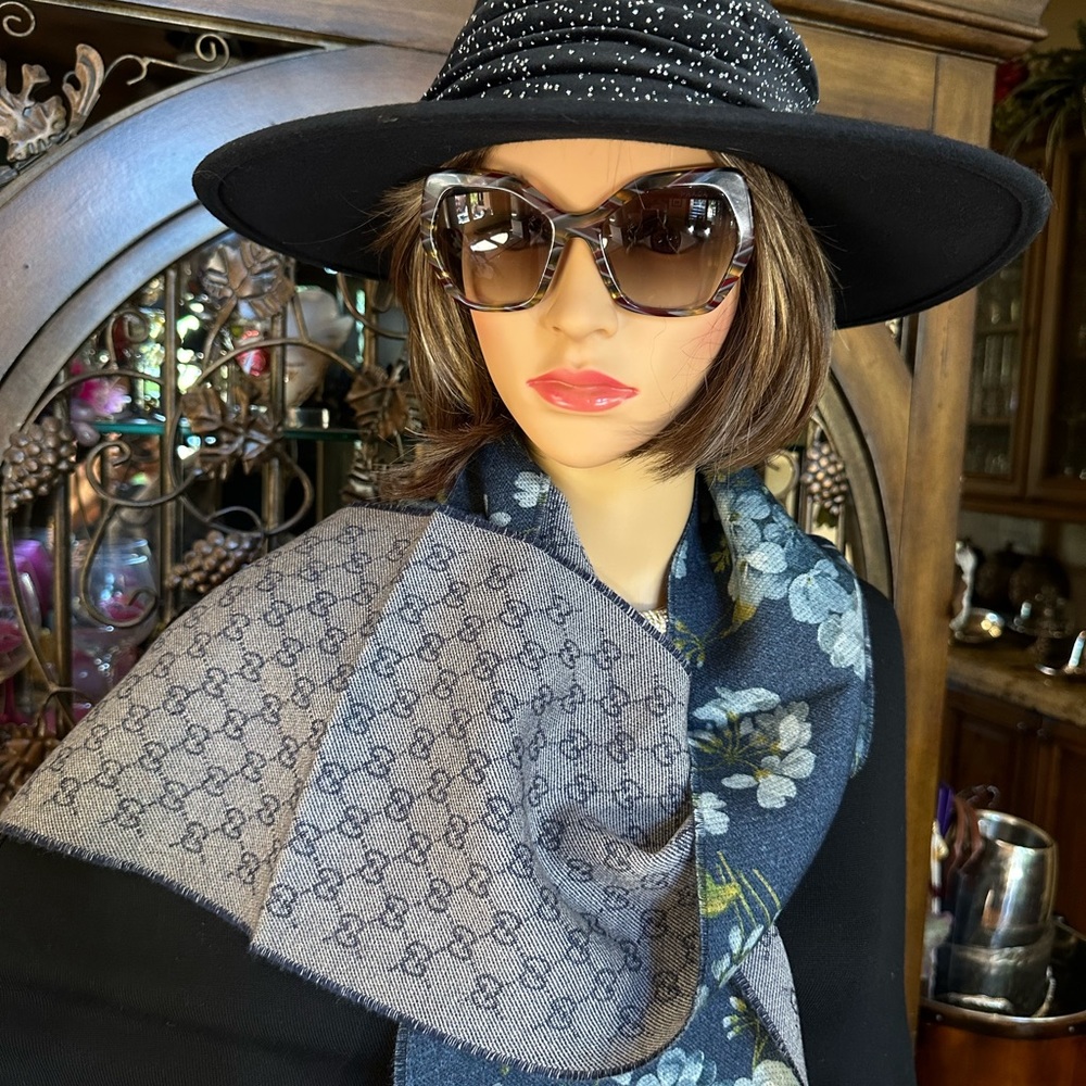 Gorgeous Gucci Wool Blooms Reversible Scarf - Picture 7 of 8